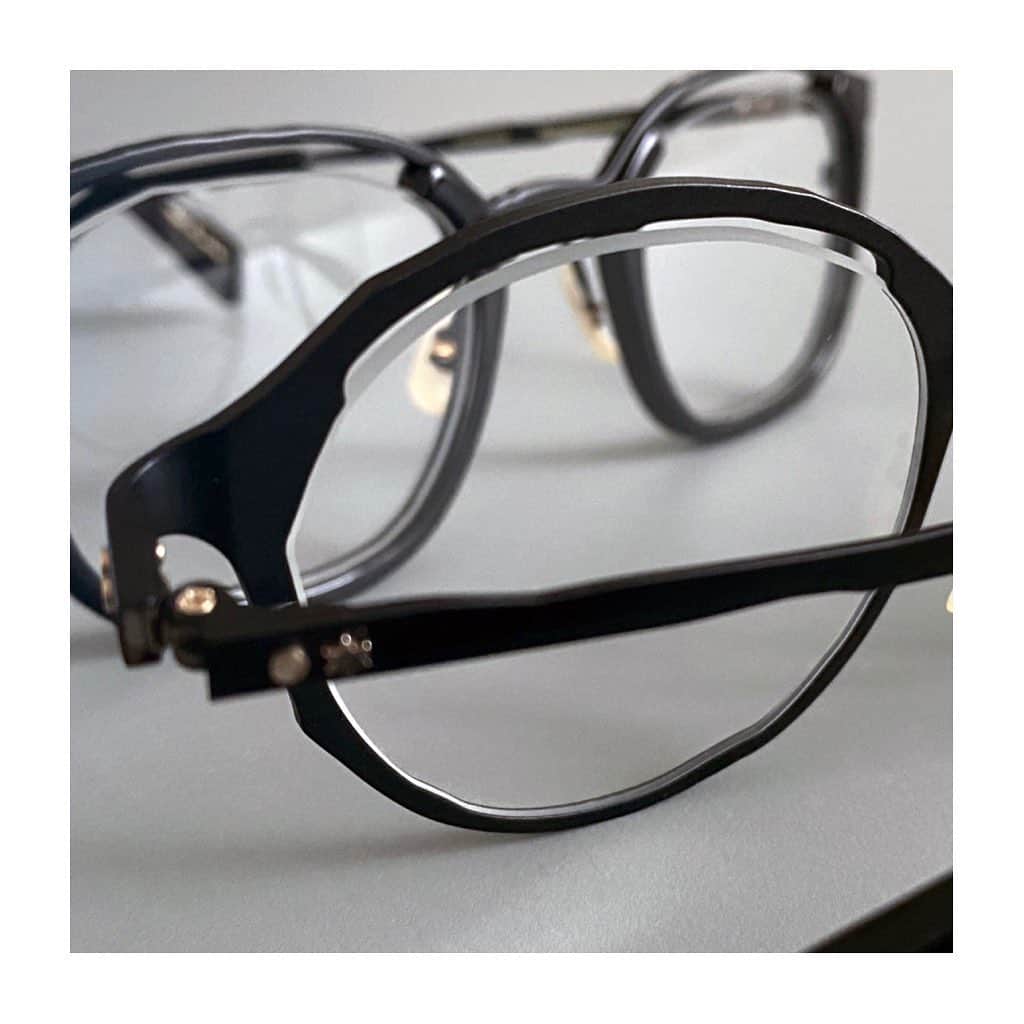 マサヒロマルヤマのインスタグラム：「Monocle Linking the Past to the Present Drawing influence from graceful paintings housed in museums that capture an enigmatic atmosphere, our modern take towards the classic design is recreated with a new silhouette hinted by the singular circular lens.  SILMO D'OR 2020 GRAND PRIX Optical frame eyewear designer category  #masahiromaruyama #eyewear #madeinjapan #monocle #sunglasses #silmo #silmo2020 #silmoparis #silmodor #silmodor2020」