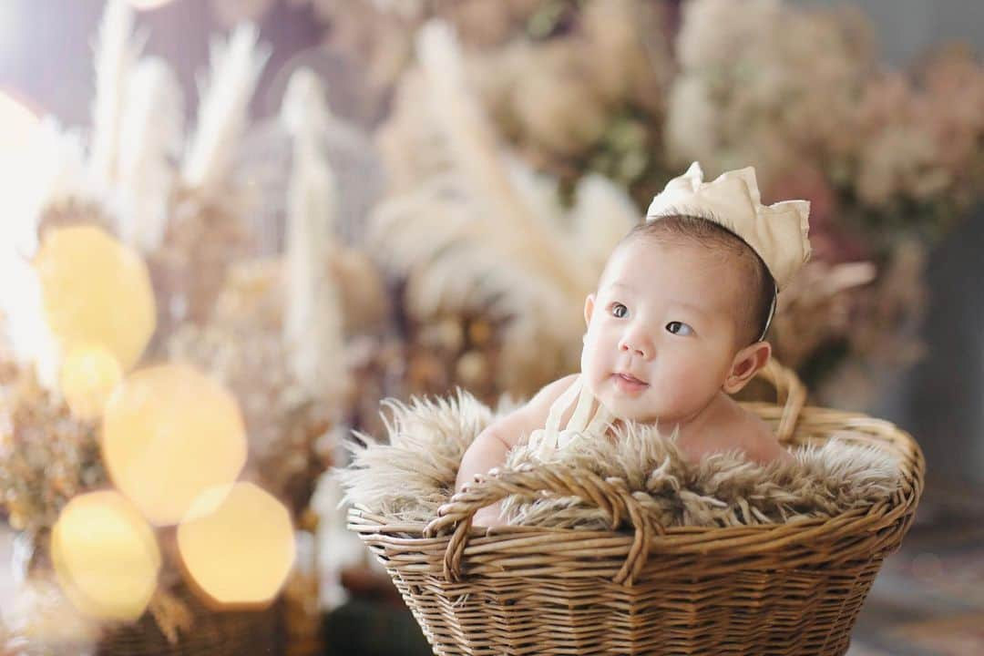 フォトスタジオノザキのインスタグラム：「. 生まれて100日の記念✨  これからの赤ちゃんの健やかな成長を願って♡ ------------------------------------------- 皆様に安心して当店をご利用いただけますよう フォトスタジオノザキでは新型コロナウィルス感染予防としまして以下の対策を実施いたします。 ・店頭に消毒液を設置 ・店内全ての設備・おもちゃ・その他定期的に殺菌消毒処理 ・スタッフ開店前検温確認 ・スタッフマスク常備　 ご案内や写真セレクト時はマスクを装着 ・スタッフ撮影ごとに手洗い・消毒・うがい実施  皆様が快適に気持ちよく思い出となる写真が 残せますよう精一杯のご対応をさせて頂きます。 ------------------------------------------- . 詳細はこちら⇒（@photostudionozaki) . #フォトスタジオノザキ #photostudionozaki #宮崎 #写真館 #写真スタジオ #スタジオ撮影 #写真スタジオ #七五三 #お宮参り #お宮参り撮影 #百日祝い #100日祝い #百日祝い撮影 #令和ベビー #赤ちゃんのいる生活 #赤ちゃん #健やかな成長 #初めての記念日 #べビスタグラム」