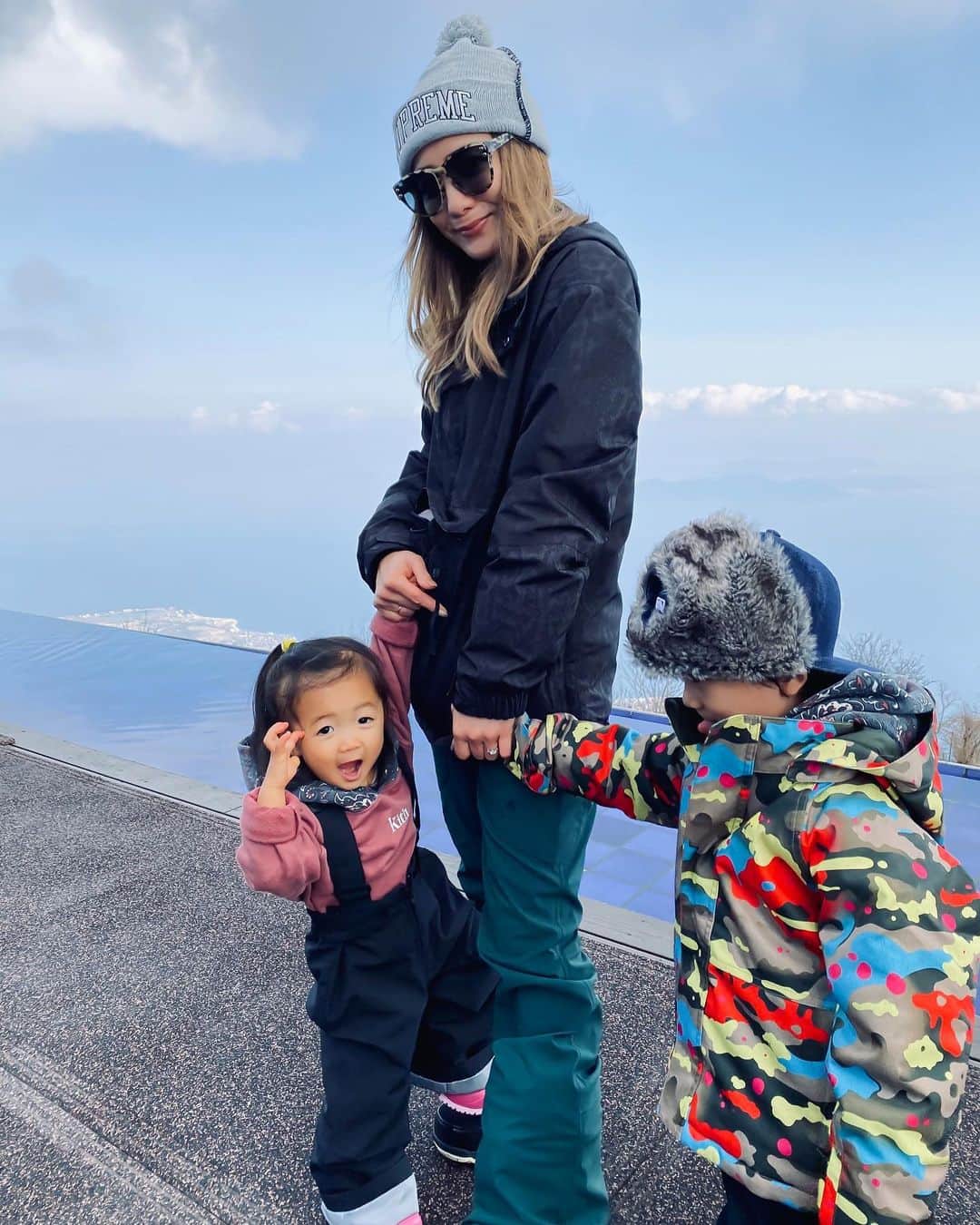 のインスタグラム：「落ちないかヒヤヒヤで映え写真なんか撮れるはずもなく w  #琵琶湖テラス ☕︎  これ落ちた人おらんの？？ #スノボウェアで散策 #familytrip」