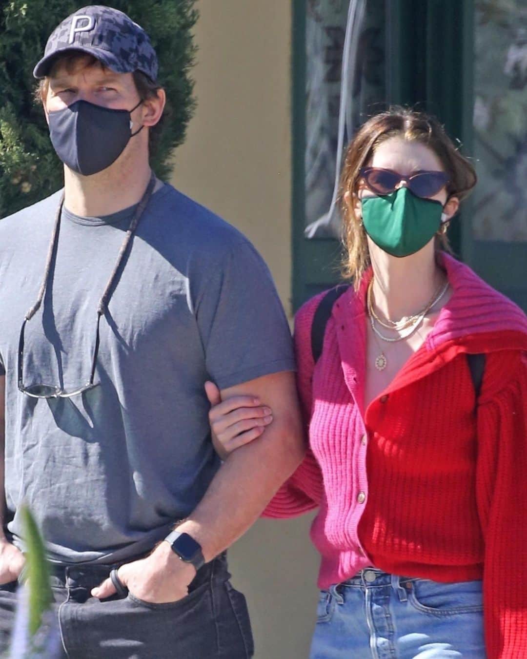 Just Jaredさんのインスタグラム写真 - (Just JaredInstagram)「Chris Pratt (@prattprattpratt) flies back home from filming “Thor 4” in Australia to spend Valentine’s Day with wife @katherineschwarzenegger! #ChrisPratt #KatherineSchwarzenegger Photos: Backgrid」2月15日 13時45分 - justjared