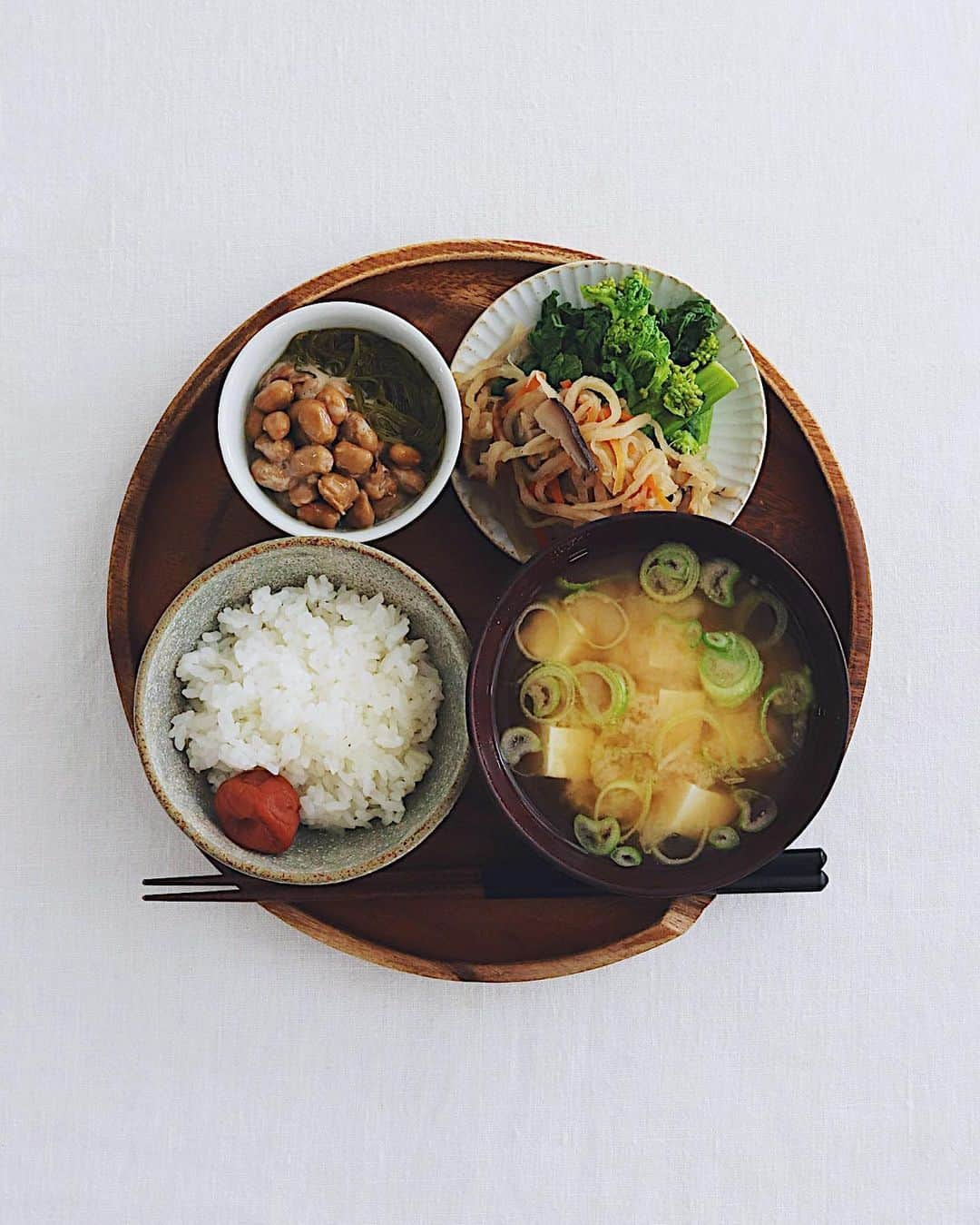 樋口正樹さんのインスタグラム写真 - (樋口正樹Instagram)「Today's lunch . お昼は白ご飯と梅干し、 味噌汁、納豆とめかぶ、 切り干し大根の煮物と 菜の花のお浸しでした。 メインのおかずが無く、 なんか地味ですけどー。 . . #ありあわせ #ありあわせごはん #お昼ごはん #昼食 #豆腐の味噌汁 #切り干し大根 #めかぶ #納豆 #地味に美味しい #メインのおかずがない #朝食みたいな昼食」2月15日 13時47分 - higuccini