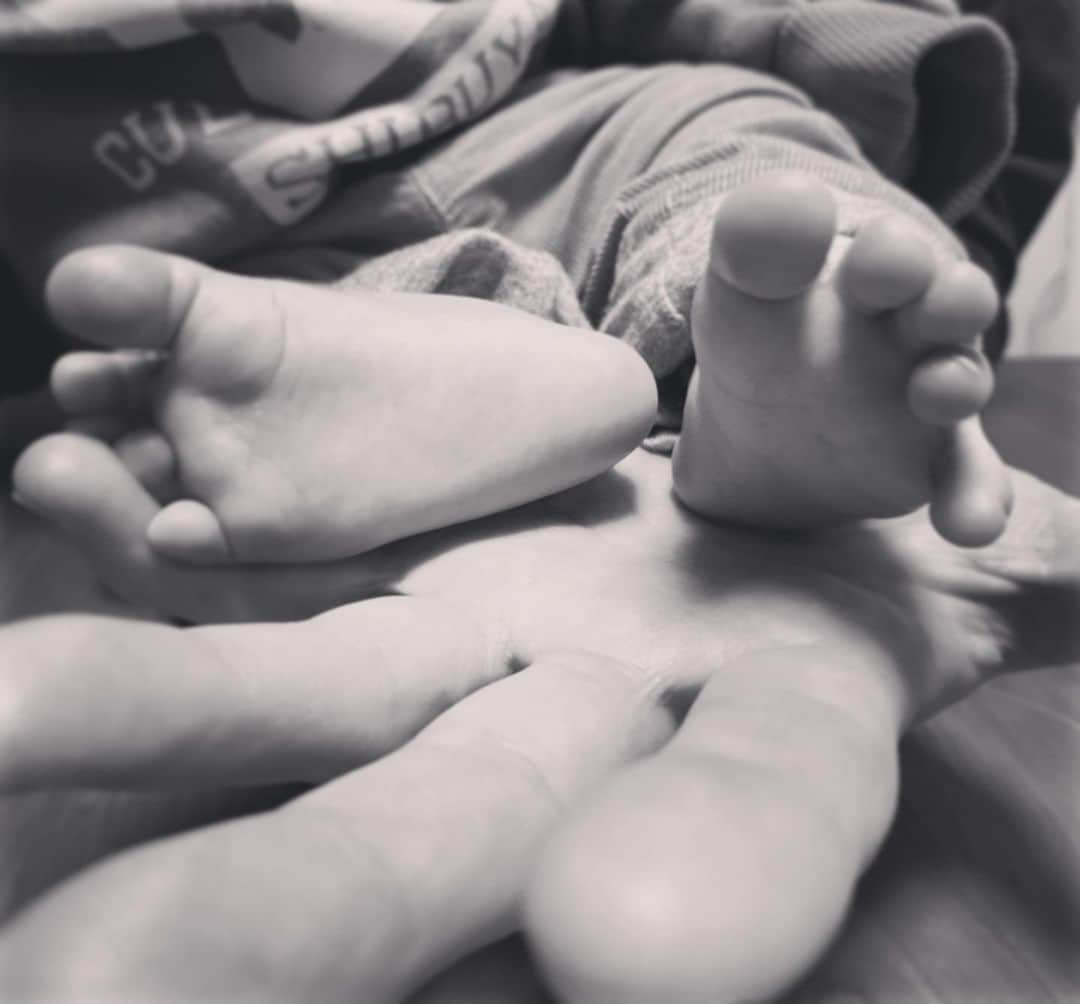 DJ JUICYのインスタグラム：「今日で息子👶🏻 5ヶ月になりました👏❤️  早ぃなぁ〜　あっと言う間すぎて  ビックリ😳❣️  爪を切ってていつも思う。  まだまだ小さい、お手手とあんよだけど...  大きくなったなぁ〜って😌✨  写真は、ダディの手と👨🏻息子の足👶🏻  なんか指先が似てるなぁ〜😆💙  #赤ちゃん #息子 #生後5ヶ月  #baby#babyboy#family#dad#son」