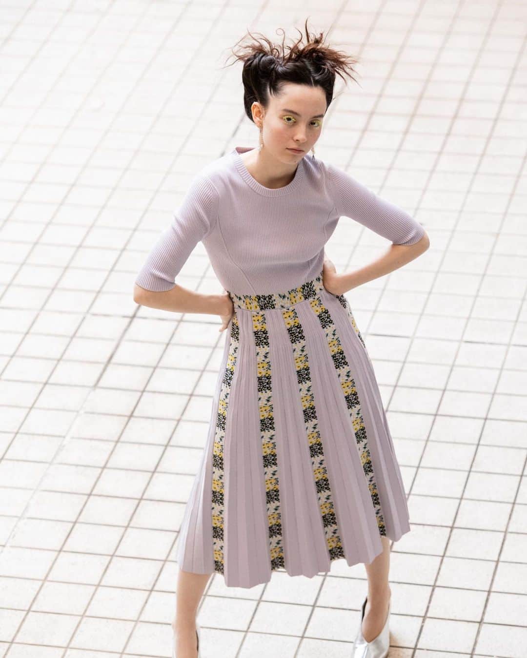のインスタグラム：「【EDIT】 issue.96 KEYWORD of NEW MODE  強さと甘さを絶妙なバランスで取り入れたい、 この春のスタイリングに欠かせない、 モードのための5つのキーワード。  -COLOR ACCENT-  人気の高いニットワンピースのプリーツ部分に カラフルなチロリアンテープをオン。   高め位置でウエストをマークすることで、 スタイルアップも可能にします。 今シーズンのトレンドでもある、目を惹くイエローを チロリアンテープにのぞかせて。  dress ¥21,000＋tax earrings ¥6,000+tax shoes ¥22,000＋tax  @furfur_official @furfur_official_staff  #FURFUR #ファーファー」
