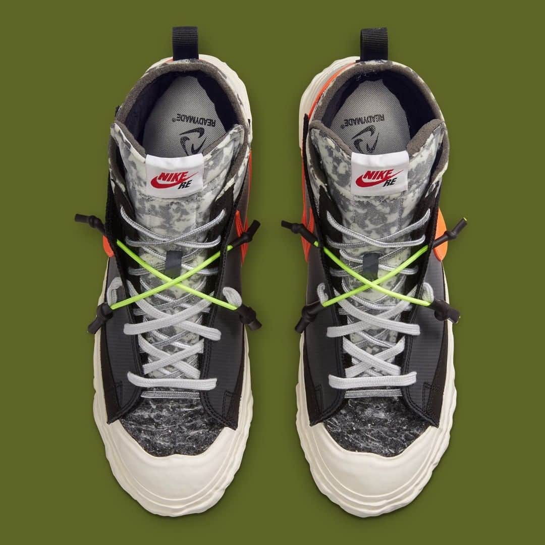 HYPEBEAST Japanさんのインスタグラム写真 - (HYPEBEAST JapanInstagram)「@hypebeastkicks : Travis Scott によってお披露目された @nike と細川雄太の @readymade_official による初のコラボスニーカー Blazer Mid の発売情報が遂に解禁となった。  ヴィンテージのファブリックなどをアップサイクルし、プロダクトに新たな価値を与える READYMADE の理念が多く取り込まれてた今回のコラボレーション。1973年に誕生した Nike のバスケットボールシューズ Blazer がモデルに選ばれているが、「小学3年生からバスケをしていて、初めて自分の意思で買ったシューズがNikeだっただけでなく、ファッションを好きになったきっかけを与えてくれたのも Nike でした。その Nike とのコラボレーションが実現し、Nike のイノベーションを駆使して理想通りのプロダクトが完成したことを嬉しく思います」と細川氏は語る。  Blazerといえば、そのシンプルなルックスが特徴的だが、本コラボでは大胆に再構築されている。アッパーとのバランスを考慮して、何度も試行錯誤を繰り返したという特徴的なソールは、ボリュームをもたせるために粘土でサンプルを作成した結果、人の手の温かみが感じられるデザインに。そのミッドソールには、製造過程から出るゴミになるはずだったスクラップ、販売できないものや古くなったスニーカーなどから作られた素材である Nike Grind 素材を15%使用。その他にも1971年のオリジナルバージョンをイメージした細長いスウッシュ、ヒールやインソールのロゴなど READYMADE らしいディテールが多く確認できる。細川氏はこのユニークなシューズについて以下のようにコメント。「DIY をテーマに Blazer をいちから手作業で解体し、Blazer 本来の DNA を壊さないように再構築しました。子供の頃から好きなバスケットボールというスポーツを象徴するようなクラシックなシューズをどこまで新しく生まれ変わらせられるか挑戦したかったのです」  詳細はプロフィールの🔗から Photo : Nike」2月15日 14時02分 - hypebeastjp