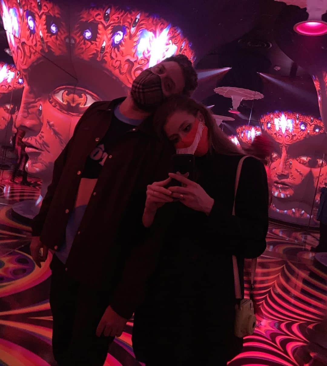 アリソン・ハーバードのインスタグラム：「I love you more everyday ❤️ @jeremyburke ❤️❤️❤️ @meow__wolf」