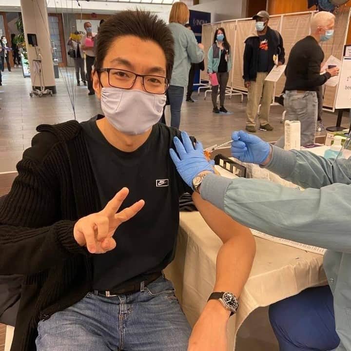 unicefさんのインスタグラム写真 - (unicefInstagram)「Across the world grandparents, parents, healthworkers, and other frontline workers are sharing what receiving the COVID-19 vaccine means to them using the hashtag #vaccinated ✌. Tag a loved one getting vaccinated soon so they can join in too! ⠀ ⠀ 📸 @dr.swati.tyagi.pt @melpardede @marleymedfit @lauraleightaylor6 @jelebiz_world @dr.madihakhan」2月15日 14時15分 - unicef