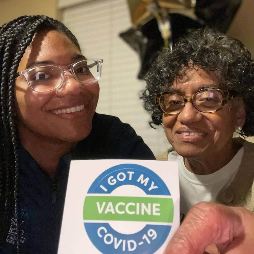 unicefさんのインスタグラム写真 - (unicefInstagram)「Across the world grandparents, parents, healthworkers, and other frontline workers are sharing what receiving the COVID-19 vaccine means to them using the hashtag #vaccinated ✌. Tag a loved one getting vaccinated soon so they can join in too! ⠀ ⠀ 📸 @dr.swati.tyagi.pt @melpardede @marleymedfit @lauraleightaylor6 @jelebiz_world @dr.madihakhan」2月15日 14時15分 - unicef