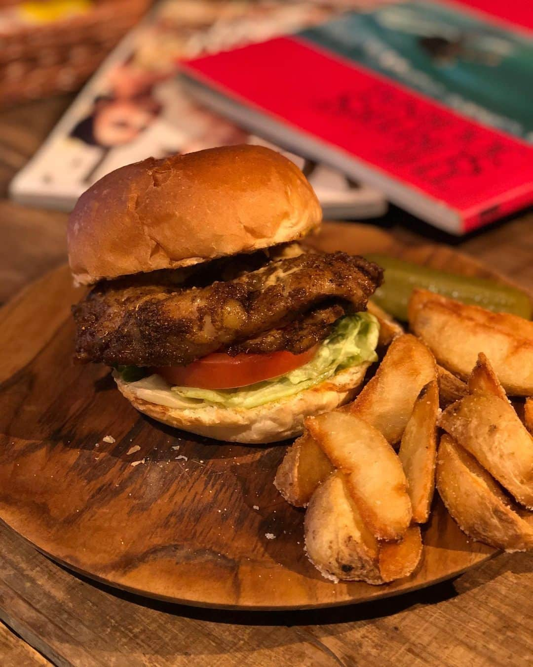 PORT of CALL Cafe&Store Tokyoさんのインスタグラム写真 - (PORT of CALL Cafe&Store TokyoInstagram)「【POC Menu】﻿ WEEKLY BURGER👉 「タンドリーチキンバーガー🍔」 柔らかくカレーテイストのチキンにつぶマスタードの酸味がマッチしたタンドリーチキンバーガー🐓🥘✨﻿ボリューム満点で満足いただけること間違いなし☝️ 「レモングラスバタフライピー」 注がれたハーブティーにレモンを絞ると青⇒紫に色が変化🦋 ご家族、ご友人様同士で是非ご賞味ください❣️ #カフェ　#ランチ #portofcall #portofcalldaikanyama #lunch #shibuya  #cafe #burger #platelunch #foodporn #dessert #nomeatnolife #tokyolife #Foodporn #foodie #California #Chilling #waffles #original#casualstyle#brunch#food #pasta #cheese##classic#america#comfortfood#cafecasual #cafe」2月15日 14時23分 - poc_daikanyama