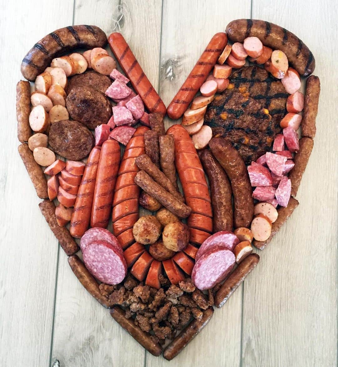 ジョンソンヴィルさんのインスタグラム写真 - (ジョンソンヴィルInstagram)「Sausage makes the love go round 🌭🧡 #bemyvalentine #valentinesday」2月15日 14時16分 - johnsonville