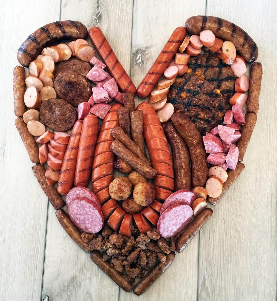 ジョンソンヴィルのインスタグラム：「Sausage makes the love go round 🌭🧡 #bemyvalentine #valentinesday」