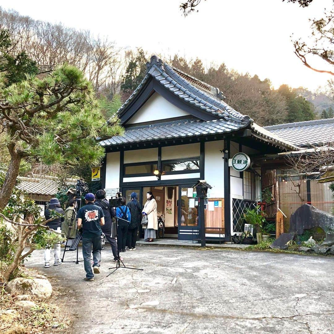 久保田磨希さんのインスタグラム写真 - (久保田磨希Instagram)「今夜8時から TBS系「クイズ！THE違和感」の問題VTRに出ます😊 我が家もクイズに答えながら見ます😆いつも見てる番組〜。 楽しみです〜🎉 はじめての旅館のお客さん役 どんな風に見えるのかしら🤪🤪🤪 #久保田磨希 #TBS #クイズthe違和感 #友近　さん #井桁弘恵　さん #神奈月　さん」2月15日 14時18分 - maki_kubota1973