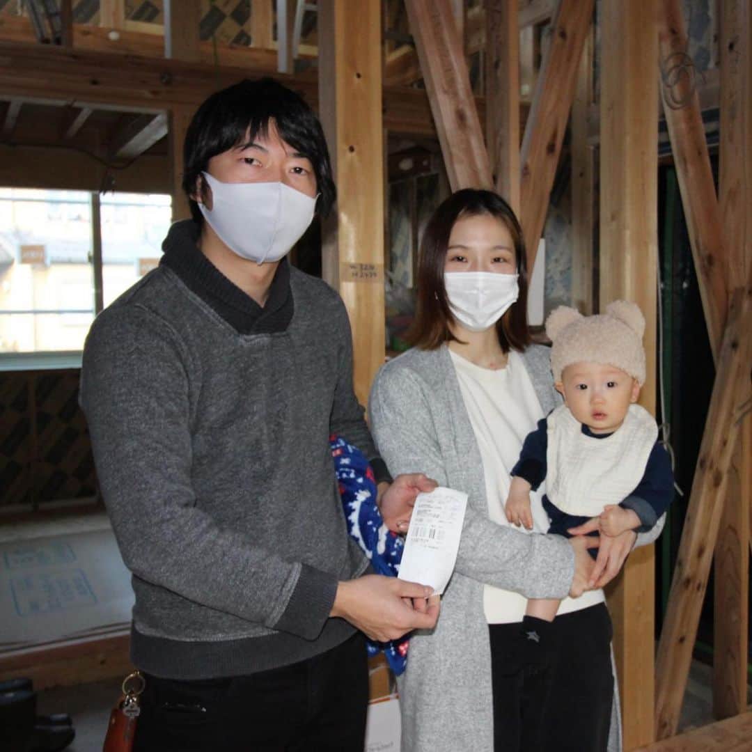 のインスタグラム：「. 【敦賀市】　Ｔ様邸　２／１３（土）気密測定を実施しました .  今回もとても良い数値がでました！ . 施工中の現場は、整理整頓がされていてとてもキレイな状態です . 尚且つ現場の進みも早く、お施主様には安心して見守っていただいております . かわいいお子様と完成後も安心してお過ごしいただけますよう 引き続き努めて参ります！ .」