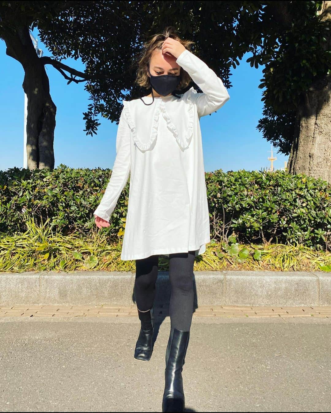 のインスタグラム：「この間のお天気の日お散歩  ワンピース#zara#ザラ ブーツ#pippichic #ピッピシック アウター#sacai  #coordinate #コーディネート#コーデ#FASHION#ファッション#ootd_cob#着回しコーデ#ponte_fashion#kurashiru#kaumo_fashion #大人カジュアル#プチプラミックス#mineby3mootd」