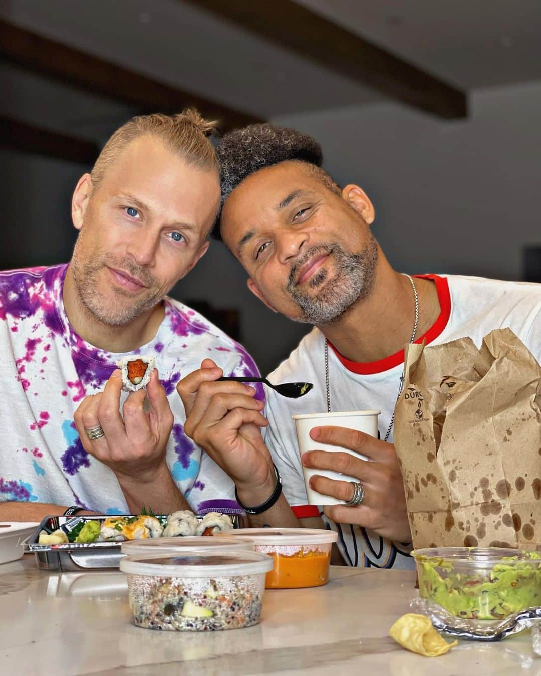 ショウン・トンプソンさんのインスタグラム写真 - (ショウン・トンプソンInstagram)「Celebrating 10 Valentines Days today and after a long day with our little guys, we finally had a moment alone to enjoy a takeout Valentine’s Day date while watching the @australianopen. FUN FACT: 10 years ago today @scottphotobombs got me a tennis lesson and it literally changed my life for the better. Another way in which he changed my life. 🥺🥰♥️ #valentinesday #valentines #tennis #love」2月15日 14時28分 - shaunt