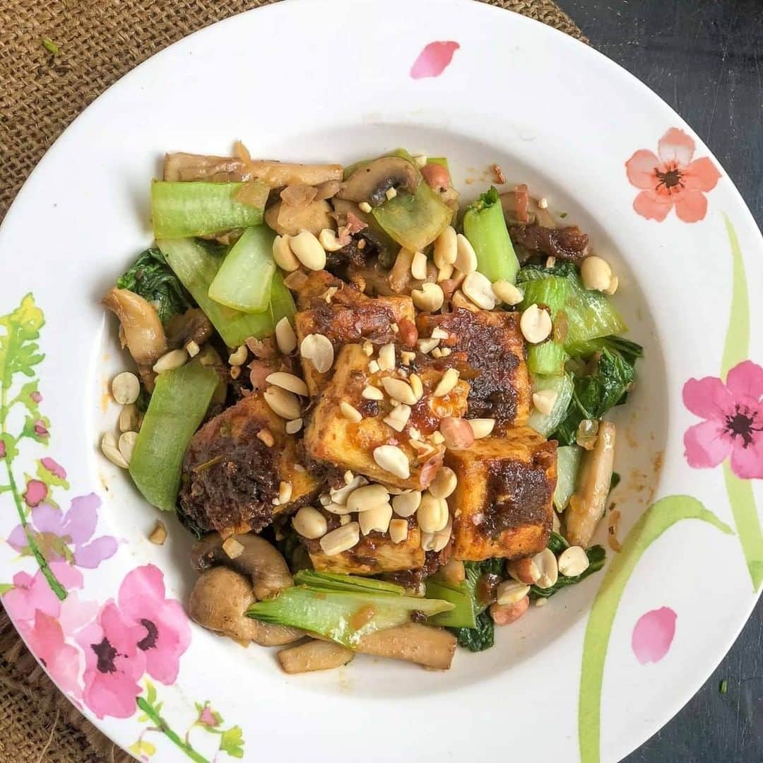 Archana's Kitchenさんのインスタグラム写真 - (Archana's KitchenInstagram)「Tofu Peanut Stir Fry Recipe is a Thai style super flavorful peanut tofu stir fry. The tofu is tossed in a homemade Thai-style peanut sauce and is crispy without frying. Tofu is sauteed along with mushrooms and bok choy. Serve it on a bed of jasmine rice, quinoa, or on its own with a Thai meal.  #ThaiRecipes Search for the recipe “Tofu Peanut Stir Fry” in our app. Link to the app in the bio @archanaskitchen」2月15日 14時30分 - archanaskitchen