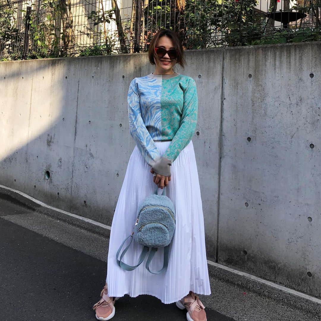 増山敬子のインスタグラム：「週末は、天気が良くて気持ちがよかったですね！ ひさしぶりにスエット以外を着ました😂 お洋服は新作を買い足したものでどちらも買って大正解🌸 リンクはストーリーに、貼っておきます🕊🕊 おちびさんにもサイズ感ぴったりなのと、ニットの配色が面白くない？ スカートのプリーツは、春夏とヘビロテしそうな予感なので是非真似っこしましょう💗 #mamacoordinate #おちびコーデ  #ニット　#furfur#ファーファー #プリーツスカート#frayid #フレイアイディー  #リュックサック#lemonplet #レモンプレット #スニーカー#リーボックス#rosebud」
