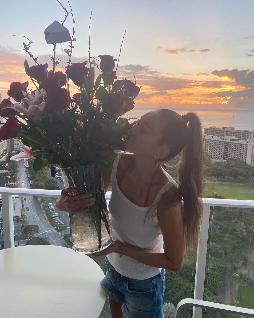 のインスタグラム：「Surprise for my Valentine’s Day 😍❤️🌹 Thank u my Valentine’s bear🐻 @frank.wildhorn   バレンタインデーにサプライズプレゼント🌹😍❤️ 有難う😊フランク🐻カッコいい😍 Love U soo❤️  #takakoworldstylin🌎 #lifestyle #hawaii #happyvalentinesday #yokawao #和央ようか#感謝🙏」