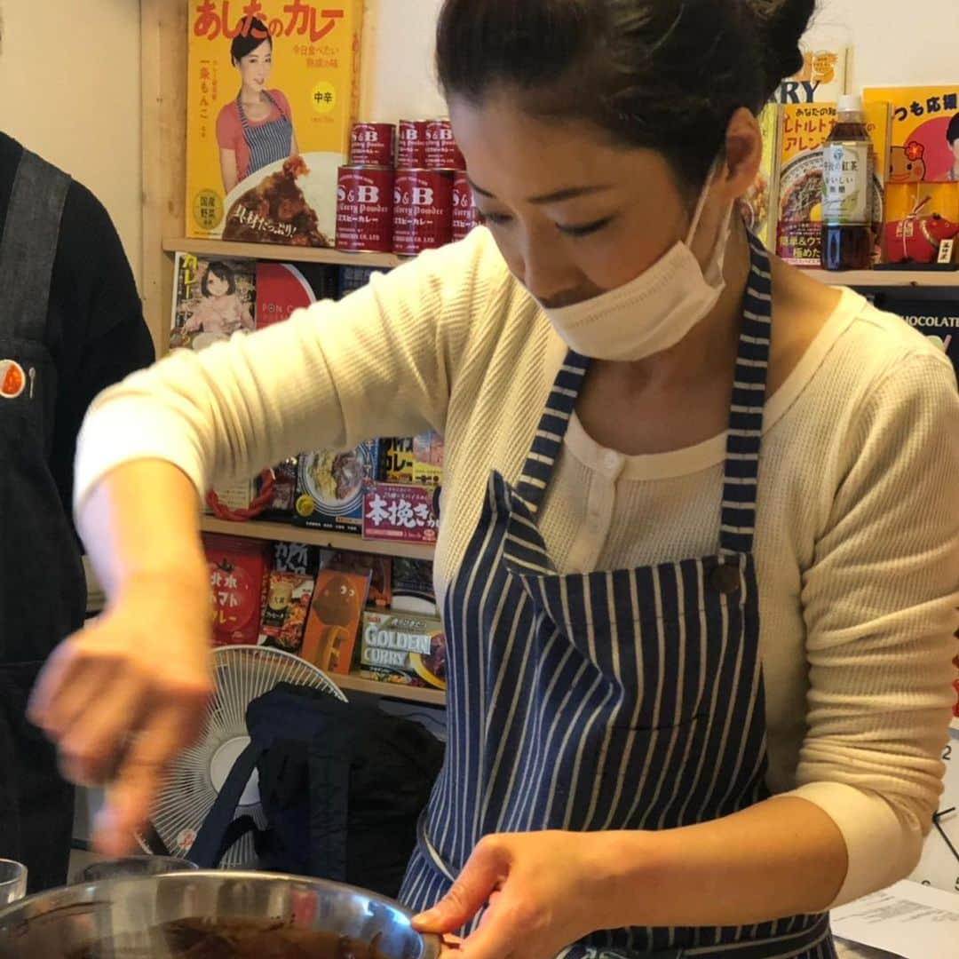 一条もんこさんのインスタグラム写真 - (一条もんこInstagram)「カレーとスパイス料理の料理教室『Spice Life』。  14日からテリーヌショコラのレッスンが始まりました。  ①山椒のテリーヌショコラ ②山椒のオレンジソース ③ピリ辛芋けんぴ  山椒のピリリとした刺激とチョコレートの甘さのギャップが病みつきに、、何より口の中でとろけるなめらかな舌触りがポイントです。 簡単な材料でお店顔負けの絶品スイーツが作れちゃいます、、！ 芋けんぴは山椒&黒胡椒バージョンと、クローブの粗挽きを使ったビターな味わい2種。手が止まらなくなります♡ #Spice Life#料理教室#カレー教室#渋谷#スパイス菓子#山椒の和風テリーヌショコラ#山椒のオレンジソース#ピリ辛芋けんぴ#山椒#クローブ#黒胡椒#カレー#curry#スパイスカレー#スパイス#スパイス料理#創作料理#おうちごはん#一条もんこ」2月15日 14時35分 - monko1215