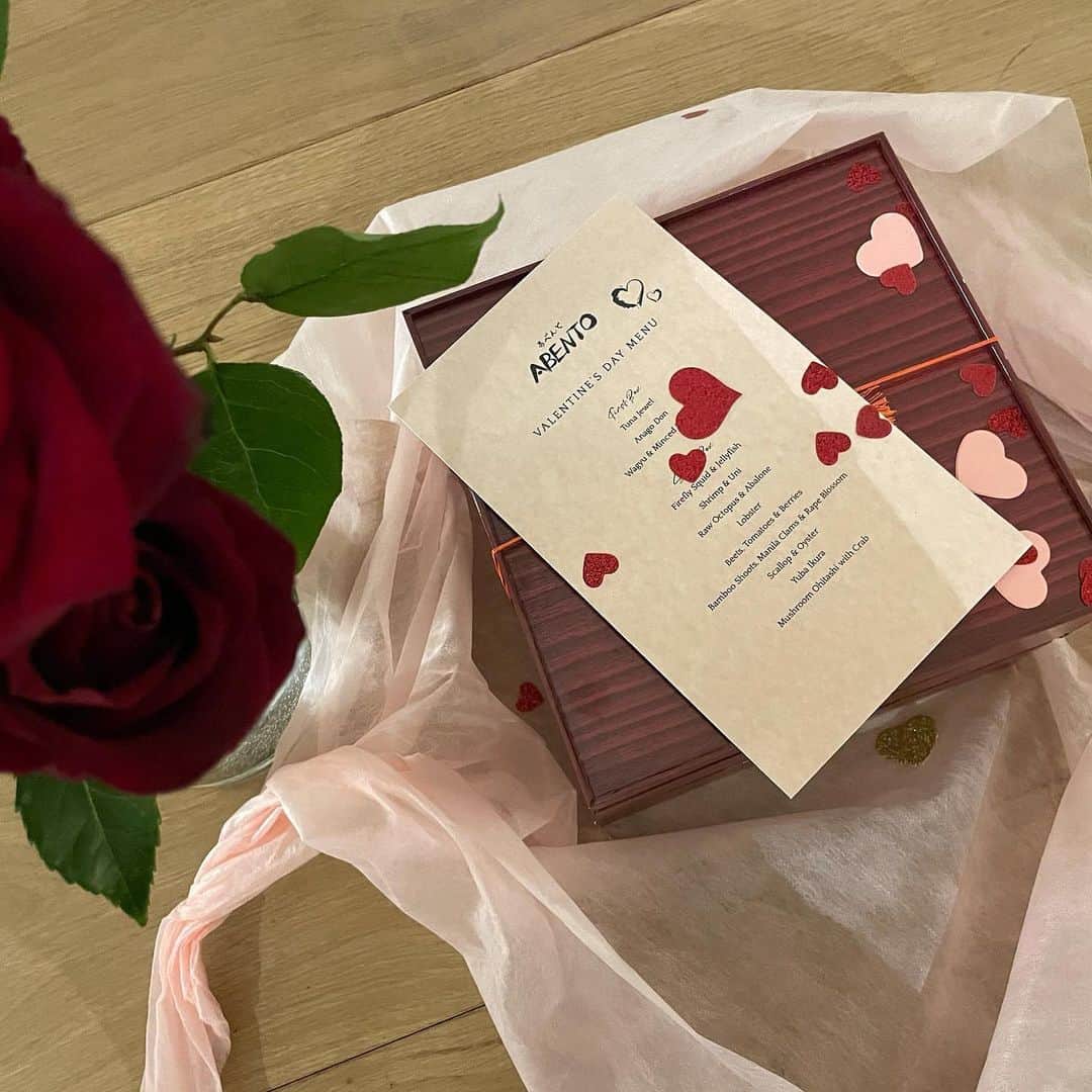 大塚良子さんのインスタグラム写真 - (大塚良子Instagram)「Happy Valentine’s Day!🌹❤️ 今日は次郎さんがサプライズでABENTO @chef_abe_hiroki をオーダーしてくれてたので友達も誘ってのんびりディナー。ハッピーな毎日をありがとう💕 @jirokonami  . 最近何でもお手伝いをしたがる様になった娘に せっせと色々教えてます。 ご飯作ってもらえる日が待ち遠しい😁 . #happyvalentinesday #valentines #dinner   #valentines #happyvalentinesday #valentines_day #happyvalentinesday❤️  #ニューヨーク生活　#海外移住 #海外生活　 #海外子育て　#2歳5ヶ月　#女の子ママ　 #ニューヨークママ」2月15日 14時37分 - ryokokonami