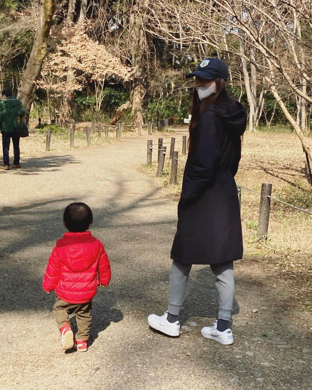 加藤未央のインスタグラム：「子供との話を少し。  私には子育てで守っているマイルールがあります。それは、大人のエゴを子供に押し付けないということです。  例えば、うちの息子は離乳食開始の時期から1歳2、3ヶ月になるまで食べることが嫌いで、食事のたびに毎回号泣されていました。  この離乳食問題で母親、もしくは父親が抱えるストレスって大きいと思うのだけど、私が気にしていたことは、「せっかく作った物が無駄になる」という考えは一切なくて、「食べないとこの子は死んでしまうんじゃないか」という恐怖と心配だけでした。なので、食べないことでイライラというのはありませんでした。  当時の息子は体重が極端に少なくて成長曲線の下限をきっていた状態だった中で、一時期はミルクも拒否されていたので、本当に参りました。 ご飯も水分も拒否される日々で、自分の捌け口としてたまにSNSで食べてくれない泣き言をつぶやくと、友人からは「ミルクだけとか、好きな物だけ食べさせているだけで大丈夫だよ！」と励ましのメッセージを何度ももらったけれど、母親心としては体のためにバランスよく食べて欲しいという願いが消えず。 ご飯の度に泣く息子と向き合いながら試行錯誤を繰り返して、何とか食べてくれる方法を見つけたものでした。(それでも何かの折で機嫌を損ねて食べるのを拒否したりするので、毎回ドキドキしていました😅)  この離乳食で私が辛かった時期に自分の一番の支えだった考えは、「私も食べることが嫌いだった」という事実でした。  私は食わず嫌いがめちゃくちゃ多くて、小さい頃は炭水化物しか食べなかったと記憶しています。小、中、高校生になってもそれは変わらずで、お肉もお魚も嫌い、野菜もフルーツも嫌い、基本的にお米や麺やパン、お菓子で育っていました。(良くも悪くも、うちの親は食べることを強制しない親でした) 今思うとめちゃくちゃな食生活だけれど、それでも今まで私はとっても健康だし、風邪もほとんどひかず怪我もせず、元気に生きてきているわ。。。と思うと、息子が多少食べてくれなくても大した問題ではないのかもしれない、と思えたことが救いでした。 (ちなみに社会人になってから会食の機会が増え、残すのが恥ずかしかったので何でも食べるよう頑張っていたら今では何でも食べられるようになりました！😃)  今ではご飯を好きになってくれたので、懐かしい思い出です😊  たぶんマイノリティだと思うんですけど、私、自分の赤ちゃんの頃からの記憶が残っているんですよね。  まだ寝たきりのベイビーだった頃、母親に来て欲しくて泣いて泣いて泣いて、たーーっくさん泣いても母は来てくれなくて、泣き止んでみたら母がそっと部屋をのぞきに来て、「今じゃないよ」って思ったのをすごく覚えていたり。笑  他にも親との関係の中で色んなことを覚えているんですが、その時の子供ながらに感じたことを、自分が子育てをするフェーズになった今、大事にしています。  それは、例えば泣いた時とか機嫌が悪い時、「子供は子供なりに何かしらちゃんと理由を持っている」ということです。 気持ちに寄り添ってもらえる、もらえないとでは、子供の心の幸福度が全然違うように思います。  何で子供が泣いているのか、機嫌が悪いのか、本当にそうなのか、息子と向き合って私も一緒に考えるようにしています。 ひどい癇癪を起こしながら泣いている時は、気持ちを落ち着かせるために抱き上げてしっかり目を見て、冷静に話しかけます。何で泣いているのか、息子自身に顧みさせます。そうすると、落ち着いて泣き止むことがほとんどです。  この時に私が一番大事にしていることは、私もパパも君のことが大好きだよ、ということを必ず伝えることです。 どんなに泣いていても、どんなあなたでも、お父さんとお母さんはあなたのことが大好きだよ、ということを抱きしめながら伝えます。  子育てには正解がないし、考え方も人それぞれ。 私も息子の成長に合わせて抱えていた問題がなくなり、新しい問題が出てきてまた悩み、そんな毎日の繰り返しです。  心も体も毎日へとへとで辛いこともあるし白髪もシワも増えるけれど、それでもそんなことを遥かに上回って幸せだと思えています。 家族っていいよね☺️  #私の子育て」