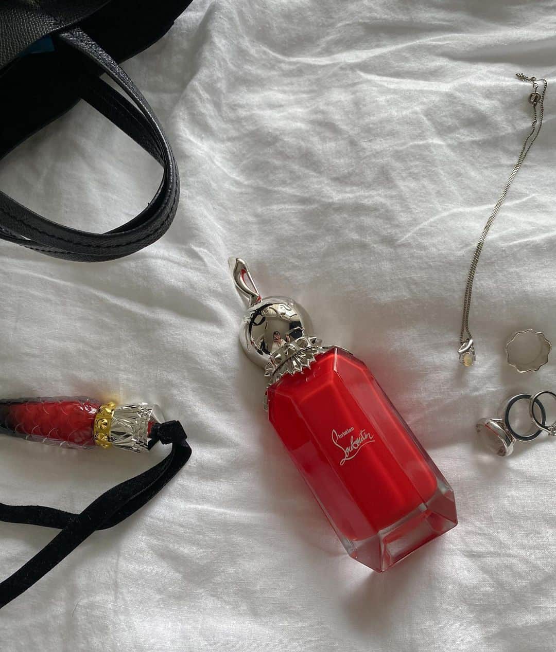 土屋巴瑞季さんのインスタグラム写真 - (土屋巴瑞季Instagram)「ルビルージュ オールドパルファン💋 甘くて官能的な香り。 幻想的なキャップも素敵！ つけても、置いておくだけでも気分が上がるフレグランス🥰」2月15日 14時52分 - hazukitsuchiya