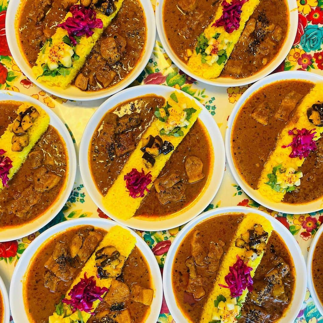一条もんこさんのインスタグラム写真 - (一条もんこInstagram)「スパイス料理とカレーの料理教室『Spice Life』。  大人気のポークビンダルレッスン。 酸味、辛味、甘味の三位一体。 失敗なく美味しく作れます。 炒め玉ねぎのタイミングが1番のポイントです。 #料理教室#Spice Life#スパイスライフ#ポークビンダル#渋谷#カレー#curry#カレー教室#レッスン#スパイス#スパイスカレー#スパイス料理#創作料理#4月末まで満席です#一条もんこ」2月15日 14時54分 - monko1215