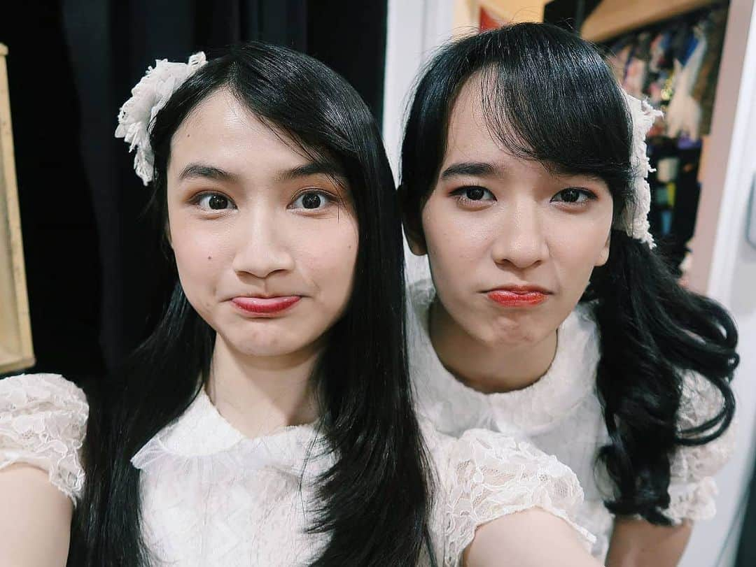 ベビー・カエサラ・アナディラのインスタグラム：「Dua orang yang akan menutup kisah di akhir minggu ini. Dadah, @jkt48gaby.  #bebyjkt48 #bebychaesara #frieskajkt48 #dadahgaby #yangkuatya」