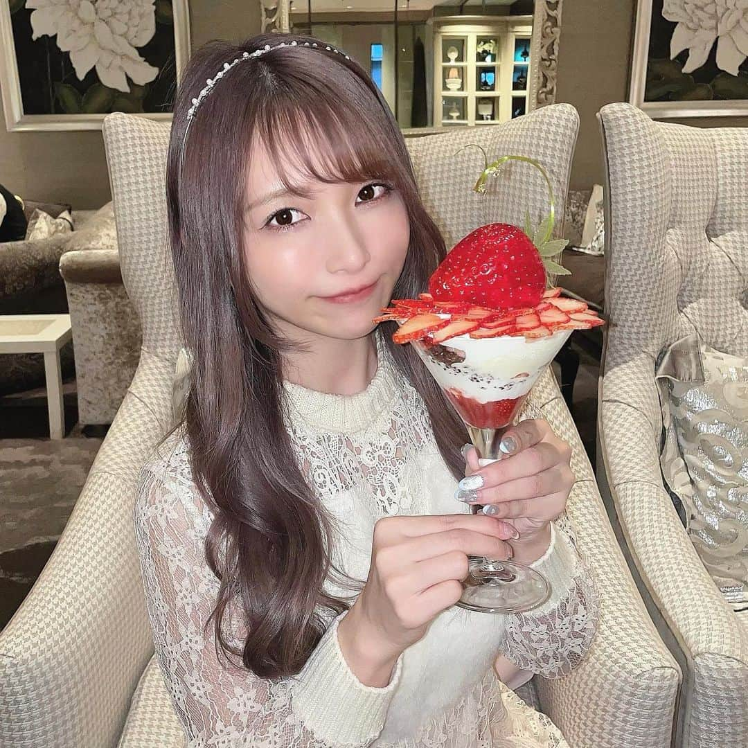 長嶋優里のインスタグラム：「♡ ． 世界一可愛いパフェ🍓🤍 ． ． 一目惚れして インターコンチネンタル東京ベイに 食べに行ってきたよ♥️ 今月末までの期間限定なのが寂しい🥲 見た目だけじゃなくて味も美味しいから ほんとにオススメ！！！ ． お友達と行って ミルフィーユパフェと 2つ頼んでシェアして どっちも味わうのがいいと思う🤤 いちご飴はチョコ ミルフィーユはバニラ って感じだったよ🍨 ． いちご飴のパフェは ニューヨークラウンジしかないので注意です⚠️ 2種類食べたいならニューヨークラウンジ🇺🇸 ． ． ． #いちご #いちごパフェ #インターコンチネンタル東京ベイ #東京カフェ #いちごスイーツ #苺 #いちごあめ #いちご飴 #ラウンジ #ニューヨークラウンジ  #パフェ #映えスイーツ #そのちゃんの服 ． ♡」