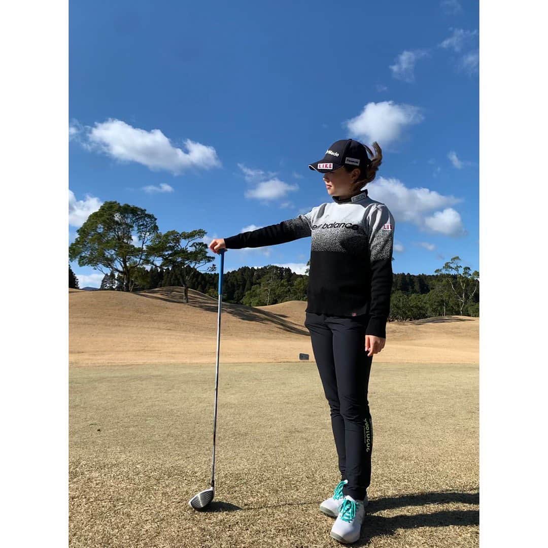 山内日菜子のインスタグラム：「． 春物のウエアが届きました〜！ かっこいい🖤 #newbalance #newbalancegolf #風強すぎて髪の毛どこに向いてるの?byともこ」