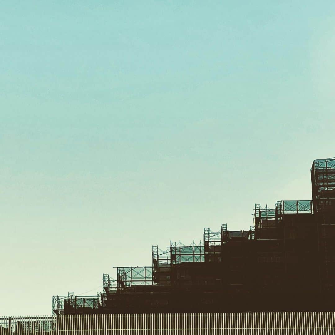 青波凜のインスタグラム：「階段をのぼるのぼる。  工事中のマンション?が階段にみえたので撮りました。それぞれの棟にハシゴっぽいものがちょこちょこあるのがツボです。  #建物 #建築  #工事中  #写真  #underconstructionphotography  #photography」