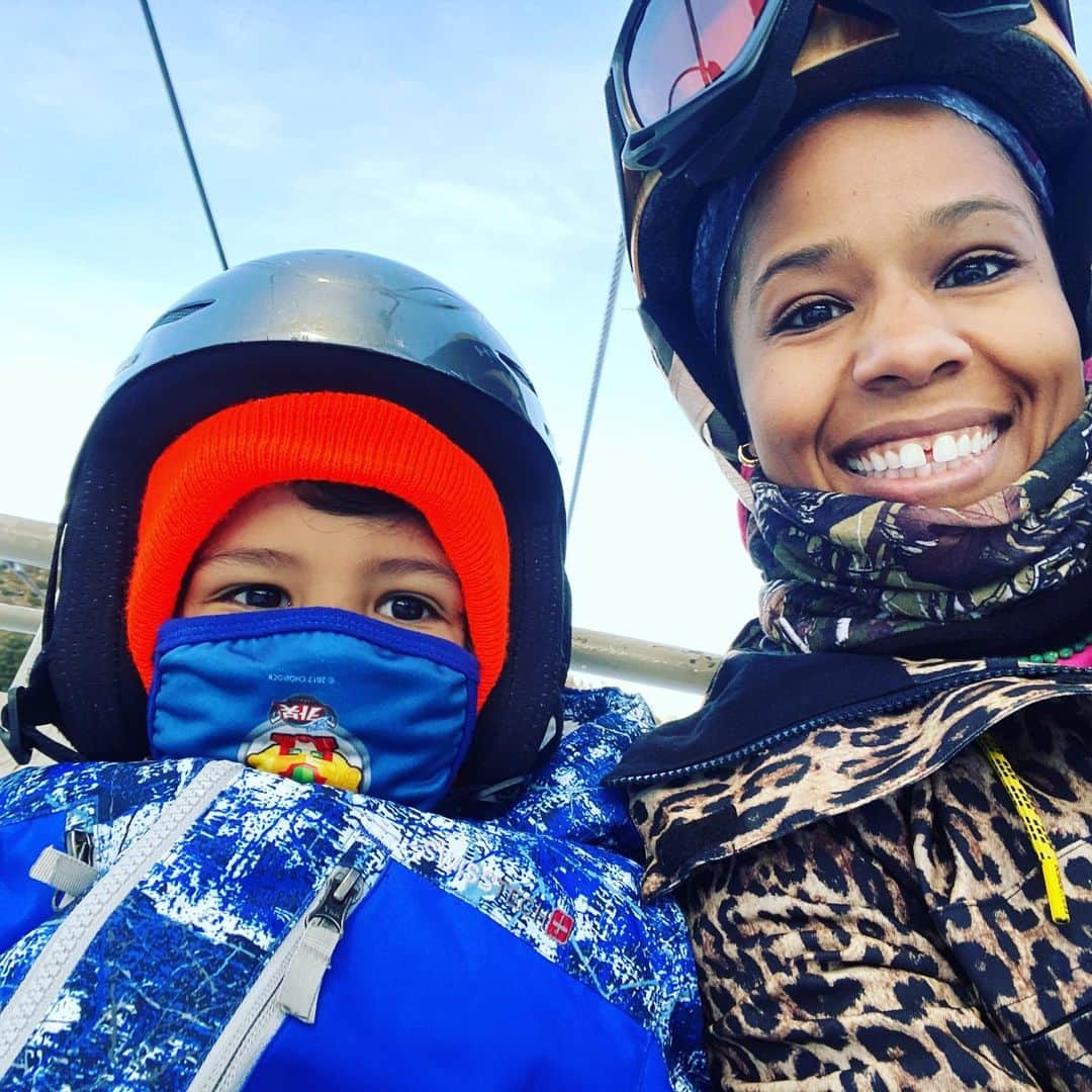 ケリスさんのインスタグラム写真 - (ケリスInstagram)「Just buckets of love 💕, snow day with my fam bam .」2月15日 15時06分 - kelis