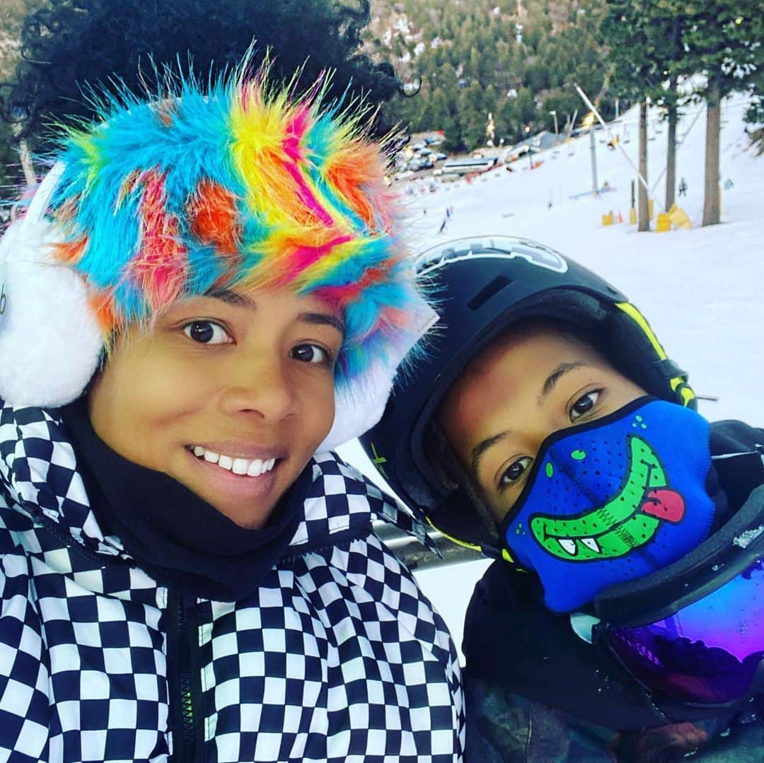ケリスのインスタグラム：「Just buckets of love 💕, snow day with my fam bam .」