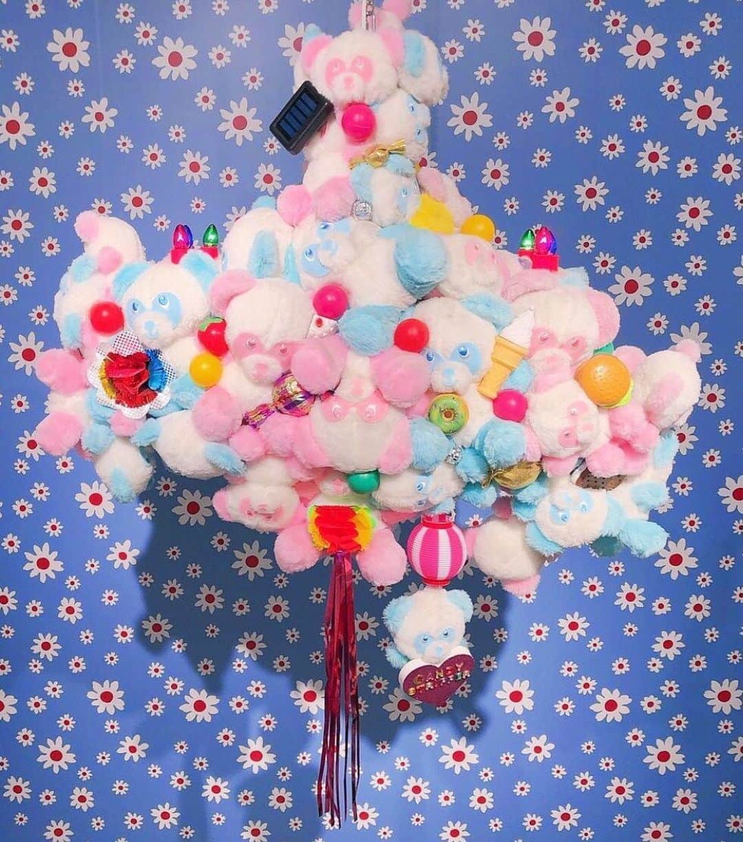 板橋よしえのインスタグラム：「. KIM SONGHE EXHIBITION 『天国 − HEAVEN』 PARCO MUSEUM TOKYO を記念して！！！ @candystripper_official 20周年記念の展覧会のときにソンへちゃんに製作してもらったPEPEシャンデリア(普段はキャンディオフィスに飾られてる)がCandy Stripper渋谷PARCO店にて飾られています！！！ 2月22日(月)まで見れますよう～🐼 #candystripper #kimsonghe」