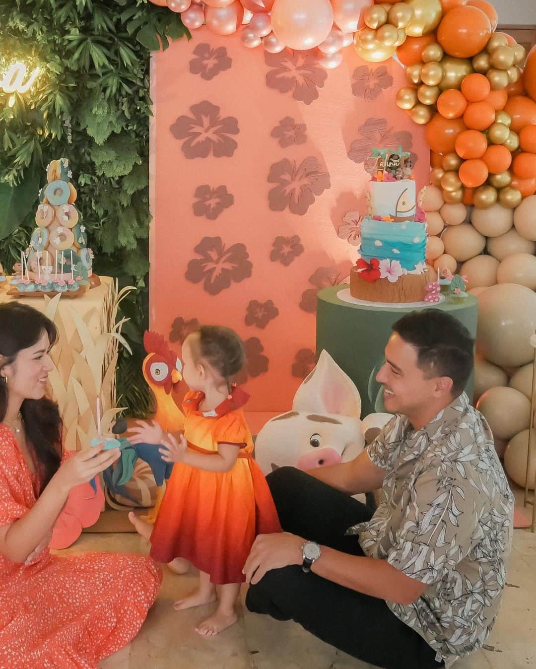Raisa Andrianaさんのインスタグラム写真 - (Raisa AndrianaInstagram)「Details from Zalina’s 2nd birthday.. Super cute Moana decor by @littlethoughtsplanner (as always!). Thanks @olaharika udh selalu make my initial idea 100x better! You rock Tante Ola ❤️ On her only eat-as-much-sugar-as-you-want day, I only want the best (and the prettiest!) thank you @liano.pattiserie for the birthday cake, macaroon tower and cakepops! ❤️」2月15日 15時13分 - raisa6690