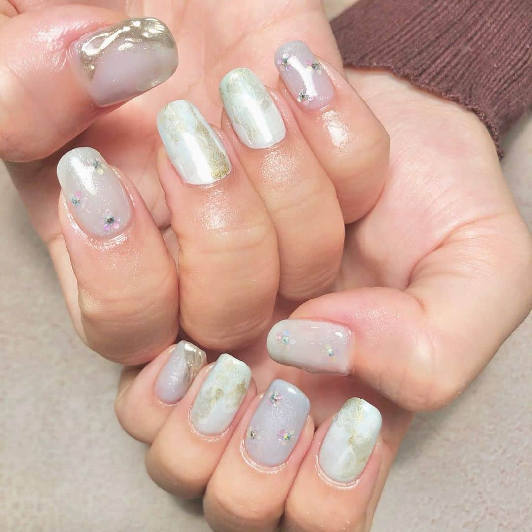 森みはるさんのインスタグラム写真 - (森みはるInstagram)「new nail. 今回は寒色ネイル💙 3枚目はERIKOさんに頂いた、バレンタインと写真集のお祝い、、！❤︎ いつもありがとうございます！🙈💓」2月15日 15時14分 - miharu_mori