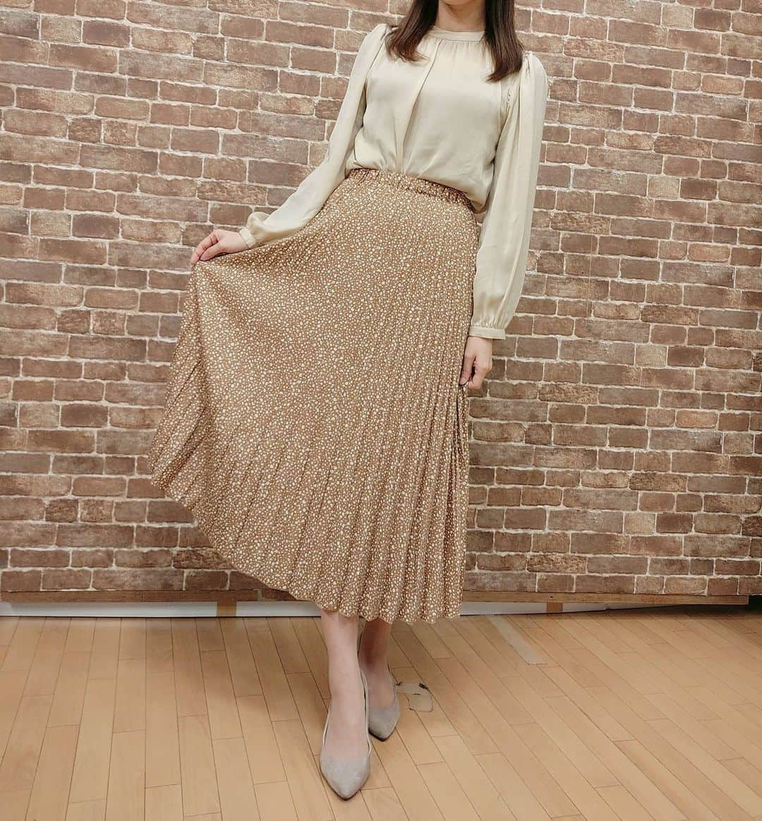 岩野理沙のインスタグラム：「アウトレットJさんの 衣装👗♥️  本当にいつもお世話になっております！！！  皆さん コスモタウン佐伯店へGO🏃‍♀️♥️♥️  #アウトレットJ　#衣装　 #さいきっちNEWS　#fashion　#コスモタウン佐伯」