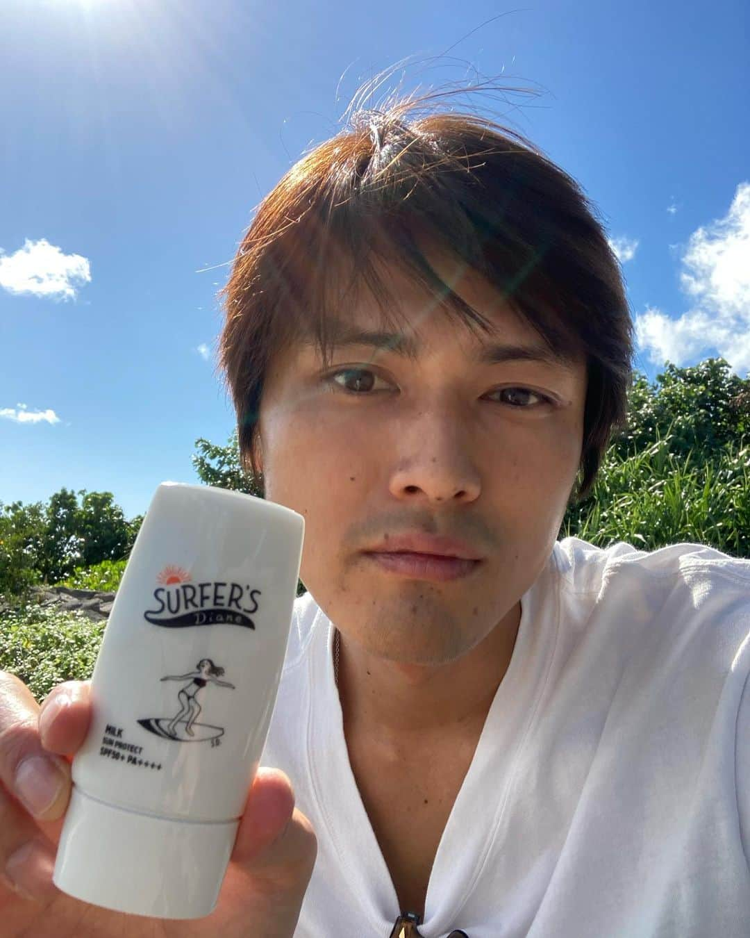 寺島速人さんのインスタグラム写真 - (寺島速人Instagram)「石垣島は日差しが強いのでちょっとでも外に出る時にはメンズでも日焼け止めは必須！ 僕が使っているのはこちらの #サーファーズダイアン  ノンケミカル処方だから敏感肌でも使えて自然にも優しい。 スーパーウォータープルーフでだから水とか汗で落ちにくいのに、石けんで簡単に落とせるから楽チンでオススメ！ べたつかないし、日焼け止め特有のニオイもしないからすごく使いやすい！  全国のマツモトキヨシとココカラファインで買えるので是非チェックしてみてください！  #サーファーズダイアン #日焼け止め #日焼け止めクリーム #ノンケミカル処方 #ノンケミカル日焼け止め #ノンケミカルUV #ワンマイルメイク #PR」2月15日 15時23分 - hayato_terashima