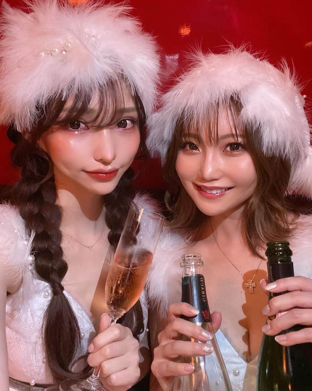 愛咲りりのインスタグラム：「死ぬほど今さら（笑） 2020年のクリスマスは先生がデザインしたサンタを 色違いで着たよ〜🎅🏻💞 細かいところまでかわいいコスプレだった🤍  他の女の子とも写真撮れたし楽しかったな🎄 もちろん毎年恒例の家族ともクリパしました笑  #歌舞伎町 #キャバクラ #美人茶屋 #美人茶屋新宿 #シャンパン #クリスマス #コスプレ」