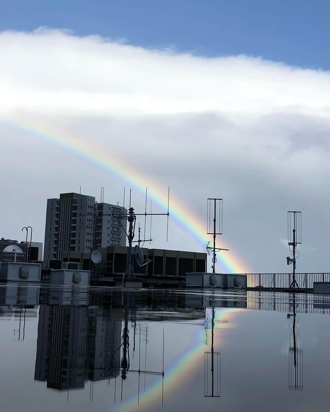 熱海市のインスタグラム：「曇天のうえには、青空が広がっています。雨も弱まり日が差してきました。虹が綺麗です。   #わたしの熱海   #熱海の空  #止まない雨はない」