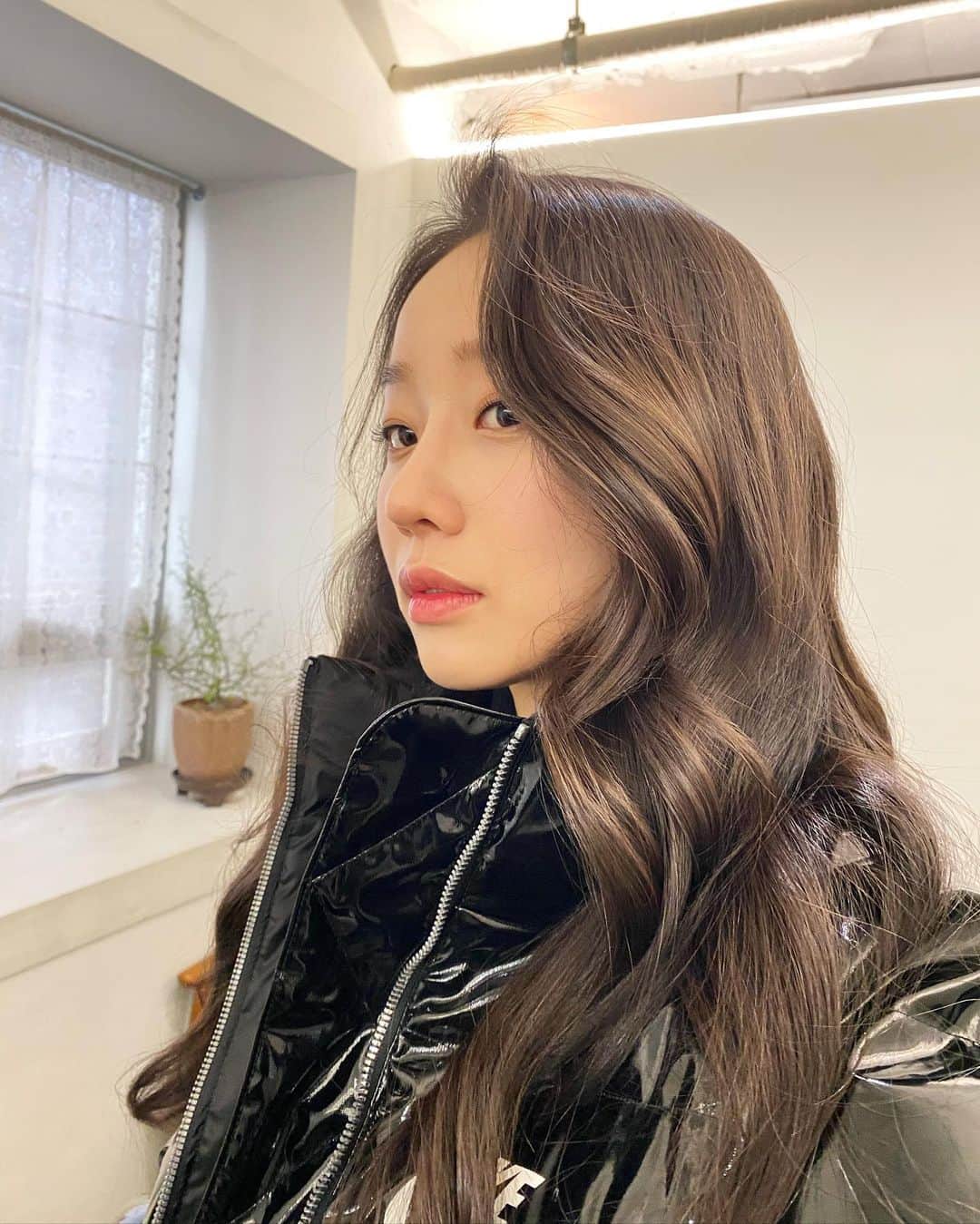 ムン・イェウォンのインスタグラム：「스토리에만 올리려다 피드에도 올려따아 🤫 실제로 봐야 더 예뻤는데 사진에 담지 못한 헤어스타일 🤦‍♀️」