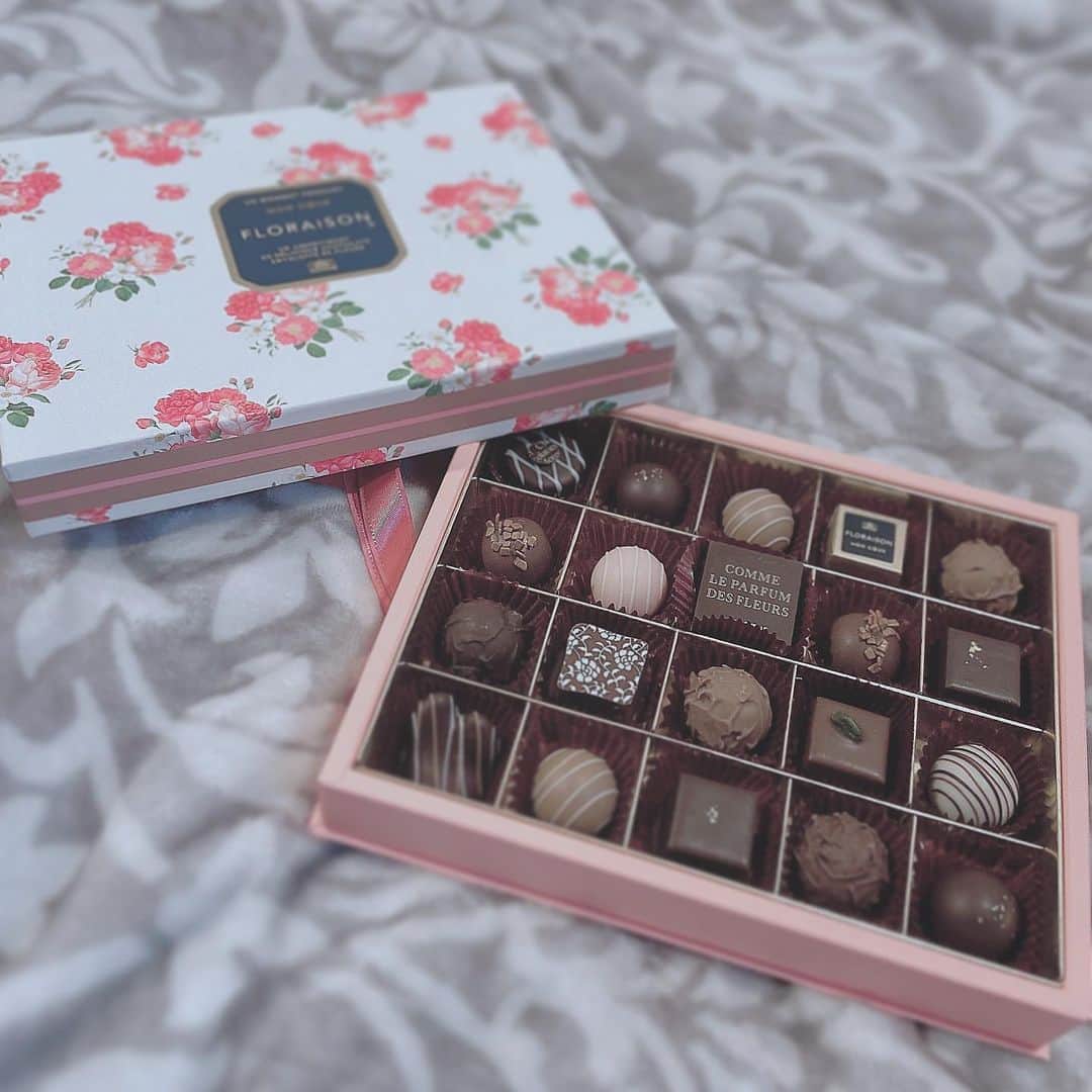 のインスタグラム：「. . あげる人いないので自分にあげました . #バレンタイン #チョコレート」