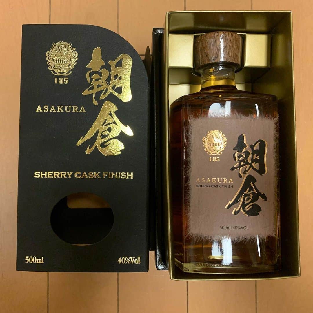 忍成修吾のインスタグラム：「大好きな先輩に以前頂いたウイスキーの様な焼酎🥃 気に入ってリピート買いしちゃった😁 樽が違う様なので楽しみ~♪」