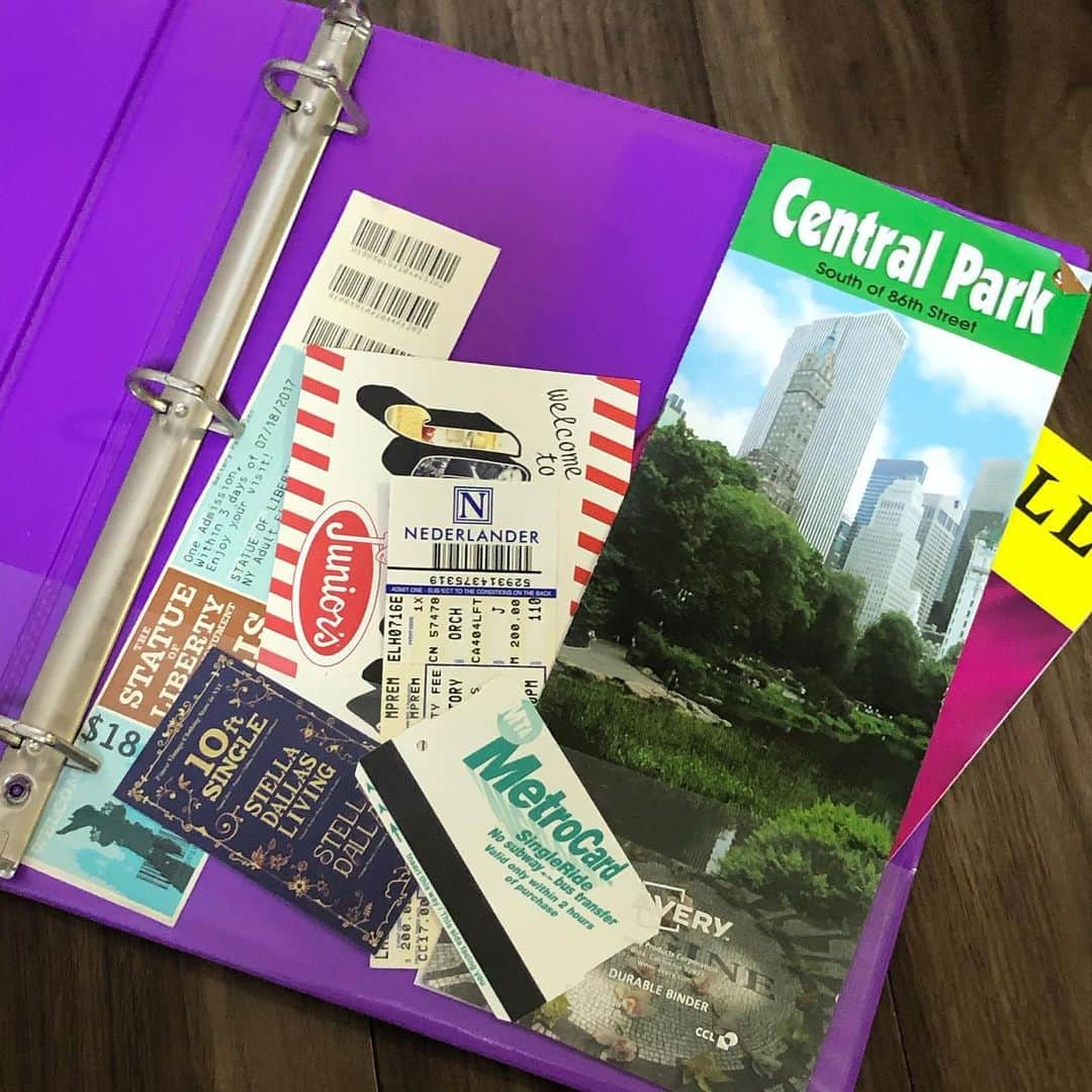 オクヒラテツコ（ぺこ）さんのインスタグラム写真 - (オクヒラテツコ（ぺこ）Instagram)「2017年夏にニューヨークに行ったときの思い出ファイルが出てきた🗽自由の女神のチケットやセントラルパークの地図、地下鉄の切符にブロードウェイのパンフレットなどなど… ちなみにこのファイルも、ニューヨークのKmartでなんかかわいくて買ったやつ。」2月15日 21時14分 - pecotecooo