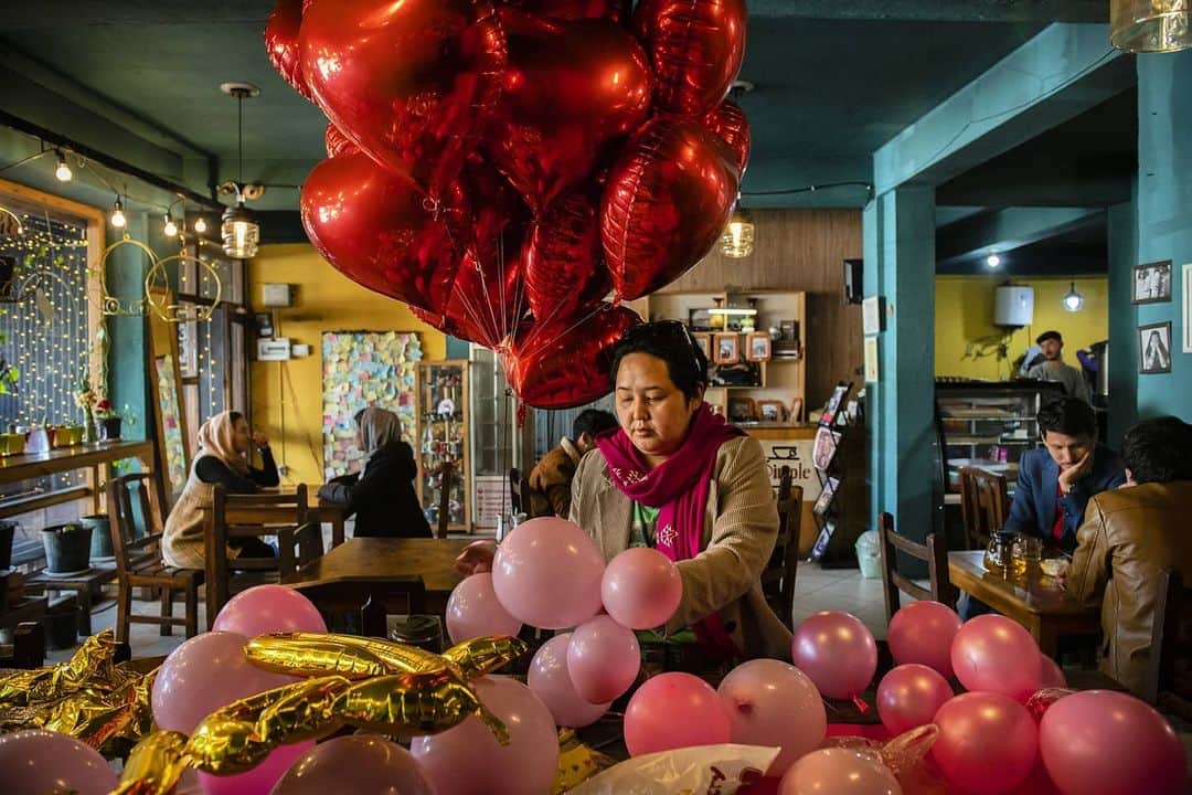 のインスタグラム：「Photo by @kianahayeri / Mina Rezaei, 31, decorates her cafe in preparation for Valentine's day. Though she doesn't believe in celebrating it, she says it is needed for her business, one of the most successful cafes in western Kabul.  For the past few years Valentine's Day culture, often referred to as 'the lovers' day' by Afghans, has slowly found its way into streets of Kabul. In the last 20 years, Mina and an entire generation of largely urban Afghans have grown up with all the basic liberties that the Taliban had erased during the rulings in the 90s. Now they are gripped by fear that all those rights they've gained could be at risk.  #kabul #afghanistan #valentinesday」