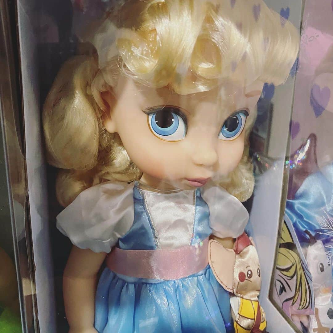 秋山衣梨佳さんのインスタグラム写真 - (秋山衣梨佳Instagram)「👸💙💙 　 　 今日はシンデレラ公開日。 シンデレラの日だって〜〜！！ @disneyprincessjp が教えてくれた🦋  BLUE PRINCESSって名前のイベントしてたり『Cinderella』って曲があったり、そのくらい好き。  またぶるぷりしたいなあ。。 　 　 #cinderella#disney#disneyprincess」2月15日 21時08分 - akiyamaerika