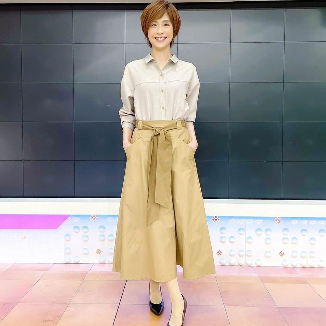 今村涼子さんのインスタグラム写真 - (今村涼子Instagram)「#衣装#シャツ#chouette #スカート#ROSIER #Jチャン#ドラえもん天気」2月15日 21時09分 - ryoko.imamu
