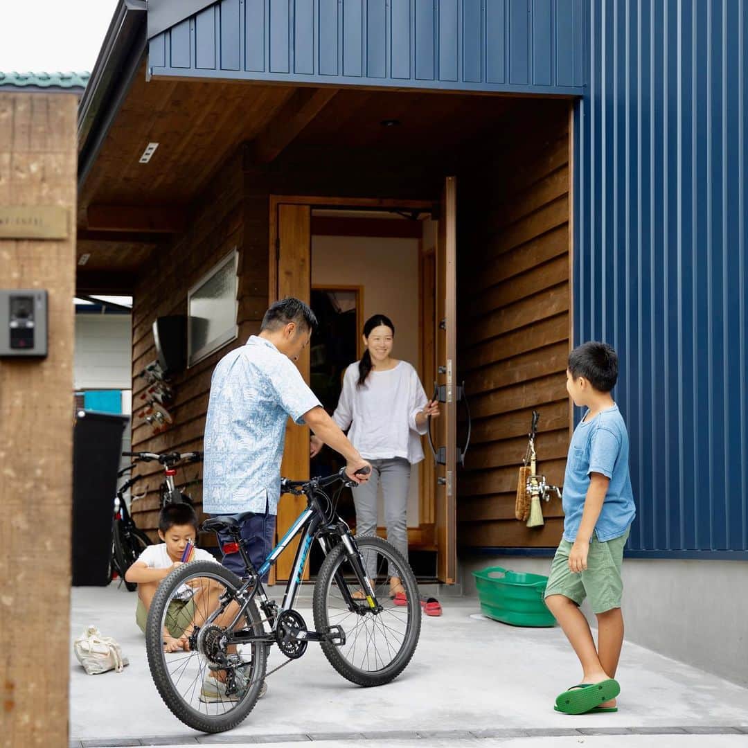 クボタ住建さんのインスタグラム写真 - (クボタ住建Instagram)「「木の家だからできること」  #クボタ住建  自転車のある暮らし。座間市　W邸 軒を深くだして、趣味の自転車を雨風から守ります。  クボタ住建は優しく温かい自然素材の木の家をつくります HP & more photos→@kubota_jyuken 施工事例多数掲載しております。 ホームページへぜひ↓ https://kubotajyuken.com/ 「只今建築中！クボタ住建の現場だより」ブログも更新しております。↓ https://kubotajyukengenba.exblog.jp/  #クボタ住建 #神奈川の注文住宅 #大和市#湘南の家#suumo注文住宅 #自由設計 #木の家 #無垢の家 #自然素材の家 #和モダンな家 #暮らしをつくる #暮らしを楽しむ #丁寧な暮らし#構造現し#自転車#自転車のある暮らし#自転車置き場#木貼り#軒下#鎧貼り#軒天板貼り  #ガルバリウム外壁#ブルーのガルバ  クボタ住建 棟梁の自宅、随時見学受付ます。 資料請求やお問い合わせも是非。 メッセージDMでもどうぞ。」2月15日 21時11分 - kubota_jyuken
