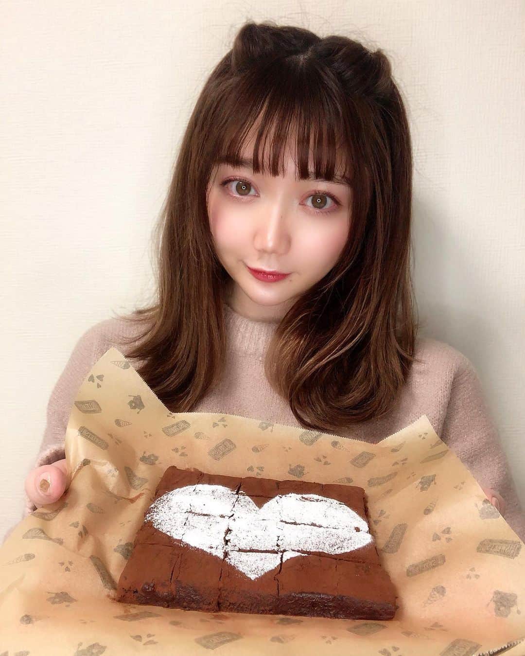 のインスタグラム：「私の愛受け取ってくれるか？♡ 大丈夫〜毒なんて入ってないから〜 ほら、食いな？  昨日バレンタインに作ったオレオ生チョコタルト作ったけど、満足行かなくて２日目生チョコ作りました🍫💕  #バレンタイン #バレンタイン手作り  #バレンタインチョコ」