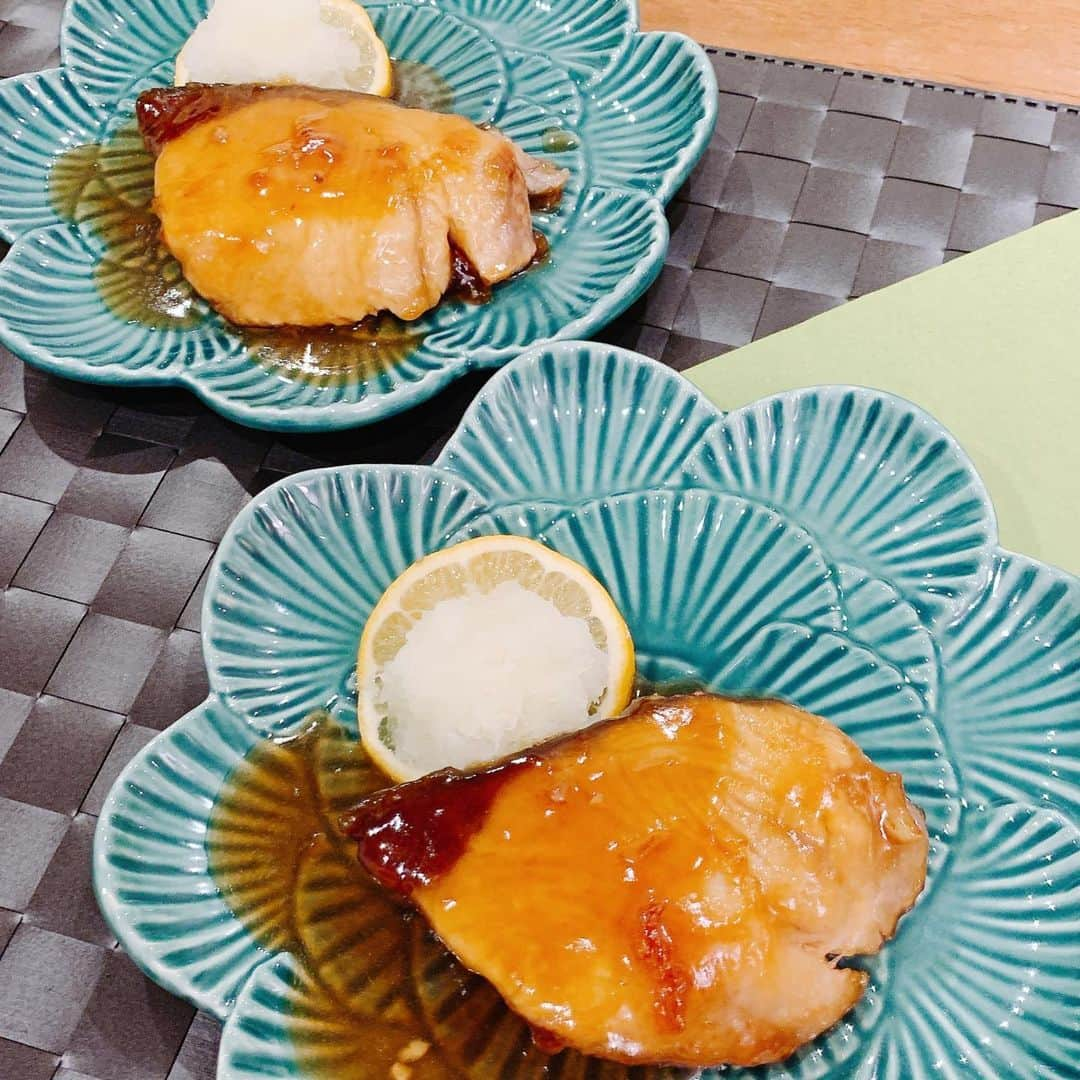 葉月里緒奈さんのインスタグラム写真 - (葉月里緒奈Instagram)「胡麻油で焼くとぶり照りってり焼きになる。 #おうちごはん#夕ごはん#和食ごはん #ぶり照り焼き#肉豆腐#おくらとろろ納豆#rionahazuki」2月15日 21時13分 - riona_hazuki