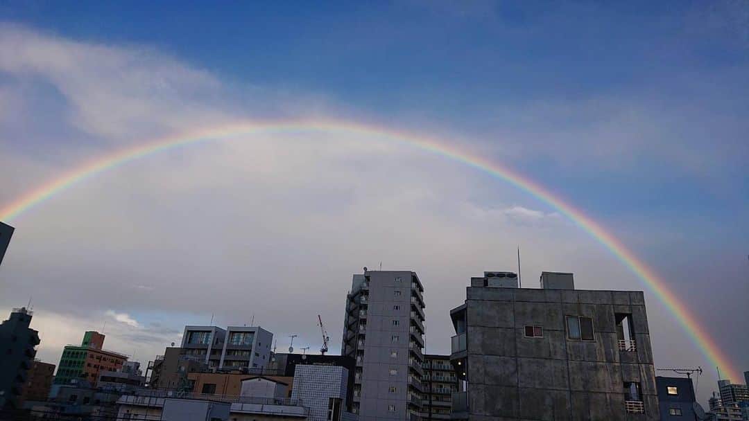 出口たかしさんのインスタグラム写真 - (出口たかしInstagram)「今日、母がLINEで送ってきてくれた虹🌈  なんかとっても暖かい気持ちになりました。  #良い事報告隊」2月15日 21時13分 - takashi_song_